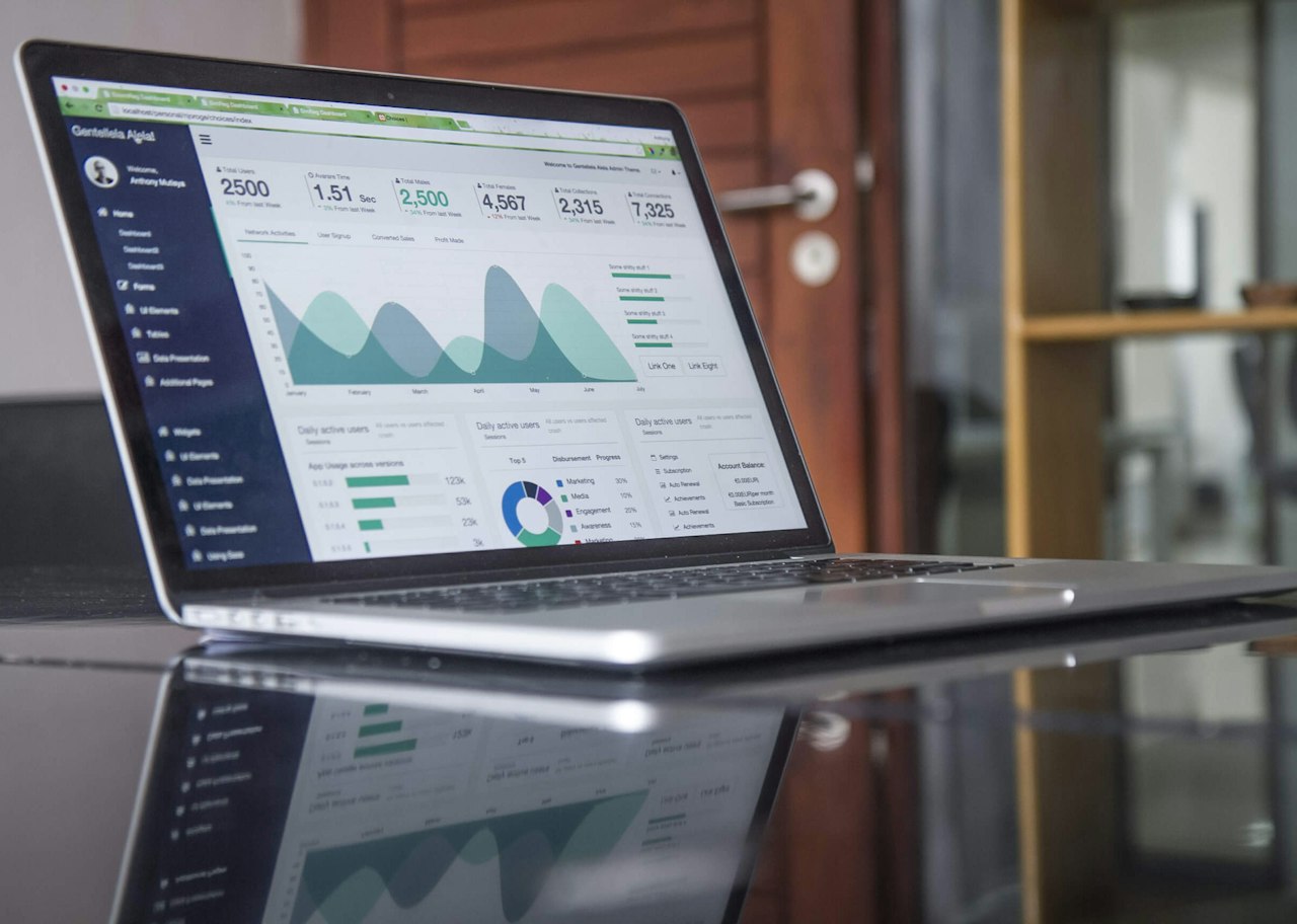 Laptop mit Tabellen — symbolisch für Backtests von Anleiheportfolios